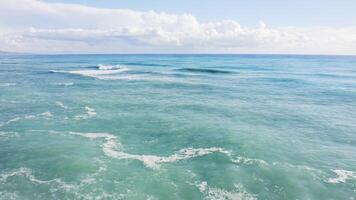 ondas mover lentamente dentro a oceano video