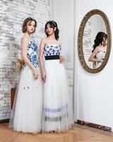 dos mujeres en vestidos blancos foto