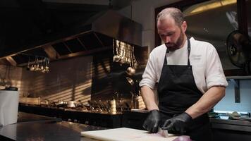 chefe de cozinha fatiamento cebola para uma vegetariano refeição video