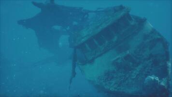 ein groß Schiff im das Ozean mit ein Menge von Wasser um es video