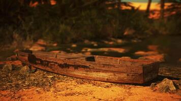 un de madera barco sentado en parte superior de un suciedad campo video