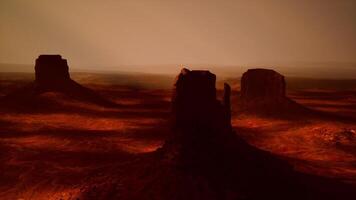 een afbeelding van een woestijn met een weinig rotsen in de voorgrond video