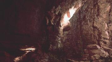 un cueva lleno con un montón de rocas y agua video