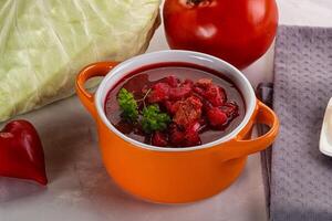 borsch sopa con repollo y raíz de remolacha foto