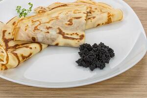 tortitas con caviar negro foto