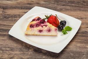 tarta de queso con fresa servida con cereza foto