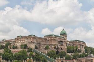 histórico palacio real en budapest foto