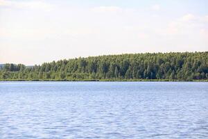 izhbulat - lago cerca bosque foto