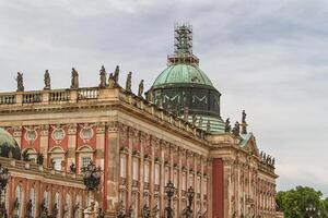 el nuevo palacio del parque real de sanssouci en potsdam, alemania foto