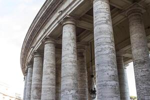 edificios en el vaticano, la santa sede dentro de roma, italia. parte de la basílica de san pedro. foto