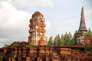 pagoda en el templo de wat chaiwattanaram, ayutthaya, tailandia foto