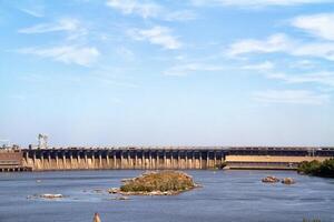 estación de energía hidroeléctrica. el río dnepr. zaporozhye. Ucrania foto