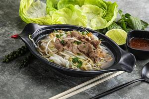 vietnamita tradicional sopa pho bo con carne de vaca foto