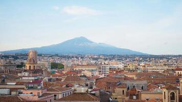 paesaggio urbano di catania con etna vulcano video