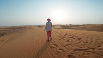 mulher desfrutando uma andar dentro a ventoso deserto video