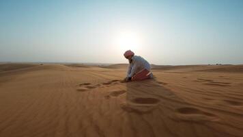 mujer lanza Desierto arena dentro el aire video