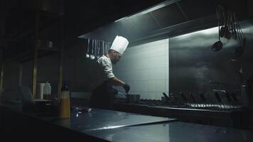 cocinero preparando platos tarde a noche video