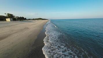 sabbioso mare costa con calma oceano video