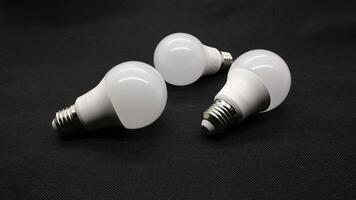 blanco LED bulbo aislado foto