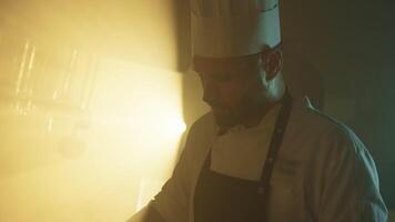 luces y reflexión en un cocinero trabajando difícil video