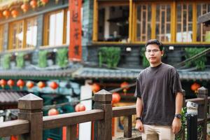 hombre viajero visitando en Taiwán, turista Turismo en jiufen antiguo calle pueblo con té casa antecedentes. punto de referencia y popular atracciones cerca taipei ciudad . viaje y vacaciones concepto foto