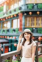 mujer viajero visitando en Taiwán, turista con sombrero Turismo en jiufen antiguo calle pueblo con té casa antecedentes. punto de referencia y popular atracciones cerca taipei ciudad . viaje y vacaciones concepto foto