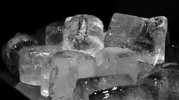 la glace cubes fusion tournant sur noir Contexte video