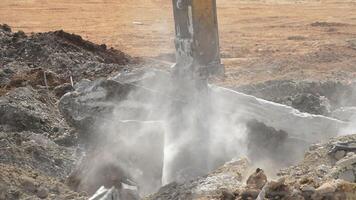 excavador martillo trabajando con escombros en el demolición de un edificio video