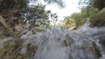 acqua fiume caduta al di sopra di telecamera nel cascata video