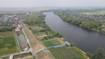 aéreo Visão do bengawan só rio dentro a manhã, rio dentro central Java, Indonésia video