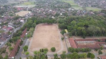 ein oben Aussicht auf ein Fußball Feld mit verschlechtert Gras Oberfläche video