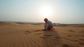 mujer conmovedor el belleza de Desierto con su manos video