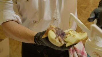 Gießen Senf auf Sandwich mit Schweinefleisch video