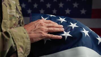 hand- van een veteraan aanraken sterren van Verenigde Staten van Amerika vlag video