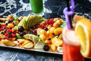 Fresco Fruta plato con refrescante bebida en mesa foto