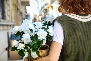 mujer que lleva cesta de blanco flores foto