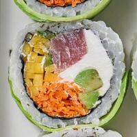 cuatro Sushi rollos lleno con clasificado vegetales foto