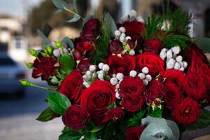 ramo de flores de rojo rosas en florero foto