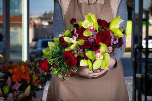 mujer participación ramo de flores de flores en su manos foto