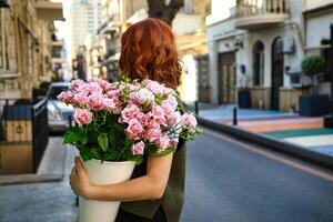 mujer participación en conserva planta en lado de la carretera foto