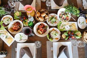 de madera mesa con clasificado platos y bochas de comida foto