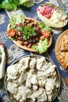 clasificado comida mesa con un variedad de platos foto