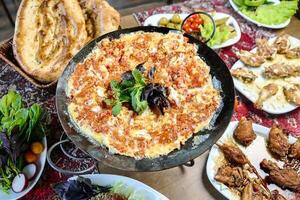 abundante untado de diverso comida en un mesa foto