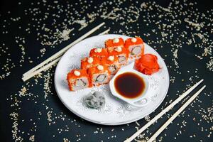 blanco plato con Sushi y palillos foto