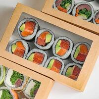 clasificado tipos de Sushi lleno en cajas foto