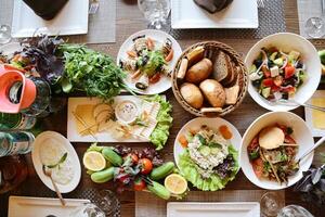 abundante untado de comida en un grande comida mesa foto