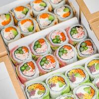 clasificado tipos de Sushi lleno en un caja foto