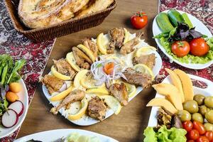 mesa con platos de comida y un pan cesta foto