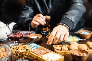 persona corte un pedazo de comida a un mesa foto