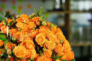 maravilloso ramo de flores de naranja rosas en mesa foto